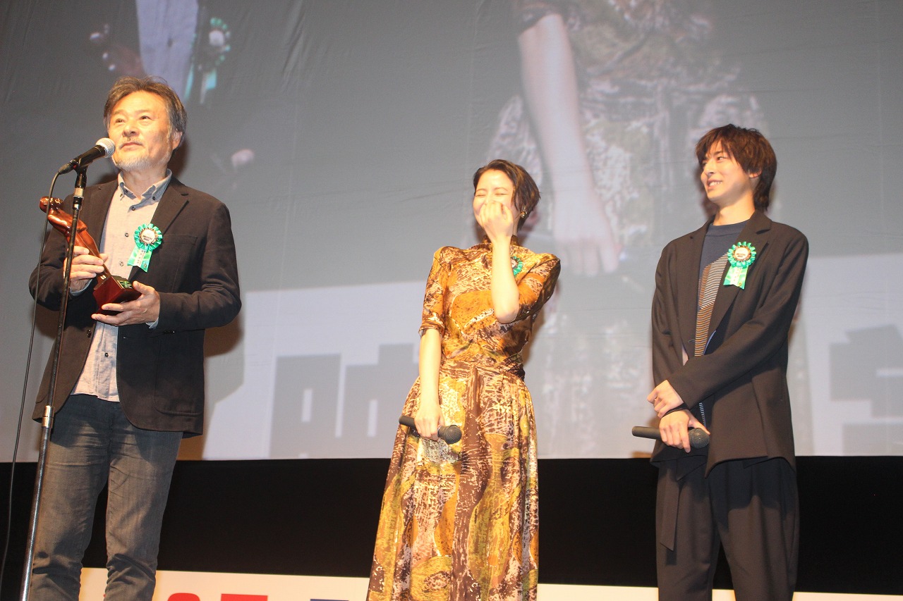 黒沢監督とともに、本作に出演した長澤まさみさんと高杉真宙さんも舞台へ