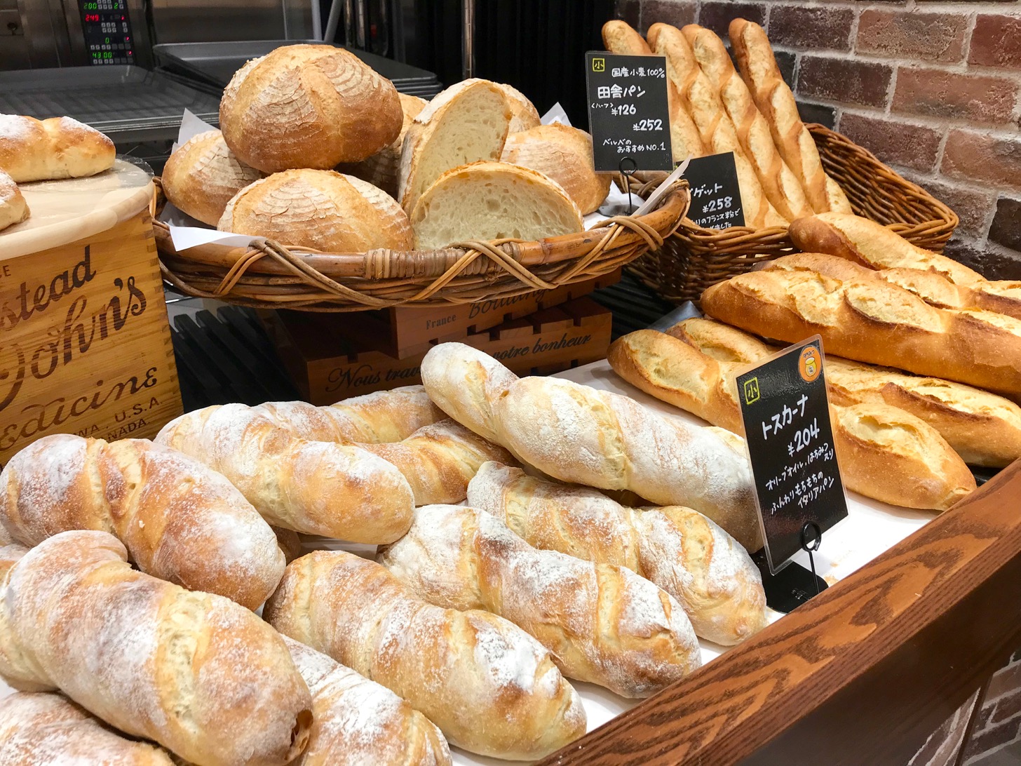 バゲットやトスカーナ、田舎パンはベルベさんの人気商品