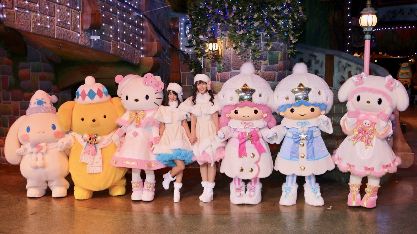 ハローキティ、リトルツインスターズ(キキ&ララ)、マイメロディ、シナモロール、ポムポムプリンともに同イベントのテーマソングを唄う声優ユニット「イヤホンズ」の高野麻里佳さんと長久友紀さん
