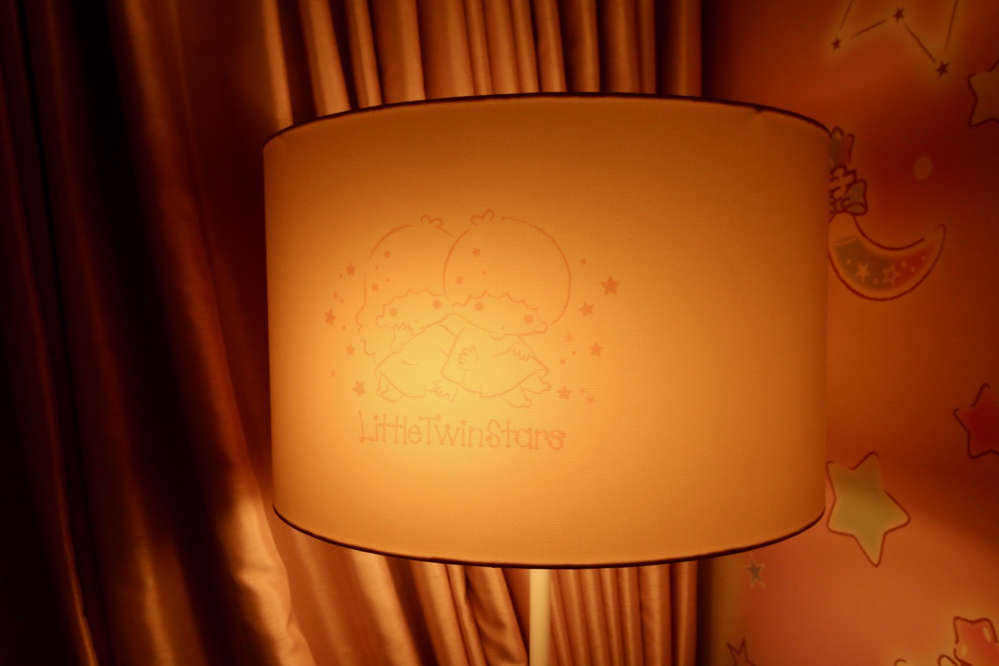 京王プラザホテル多摩　フロアランプやヘッドライトの明かりをつけると「隠れキキ＆ララ」