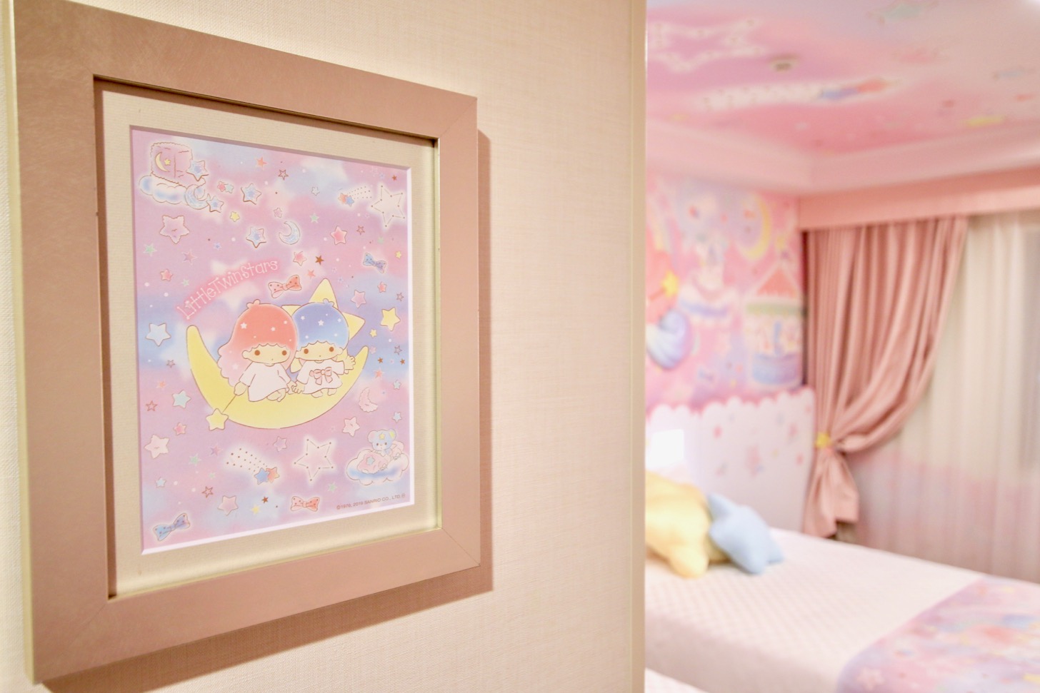 京王プラザホテル多摩 リトルツインスターズルーム キキ＆ララのイラストが飾られてます