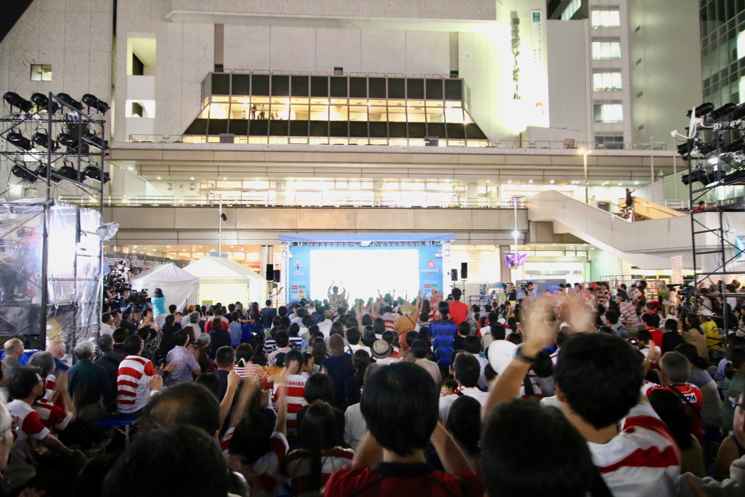 【ラグビーワールドカップ2019パブリックビューイング】調布駅前広場「ファンゾーン in 東京」屋外ステージ