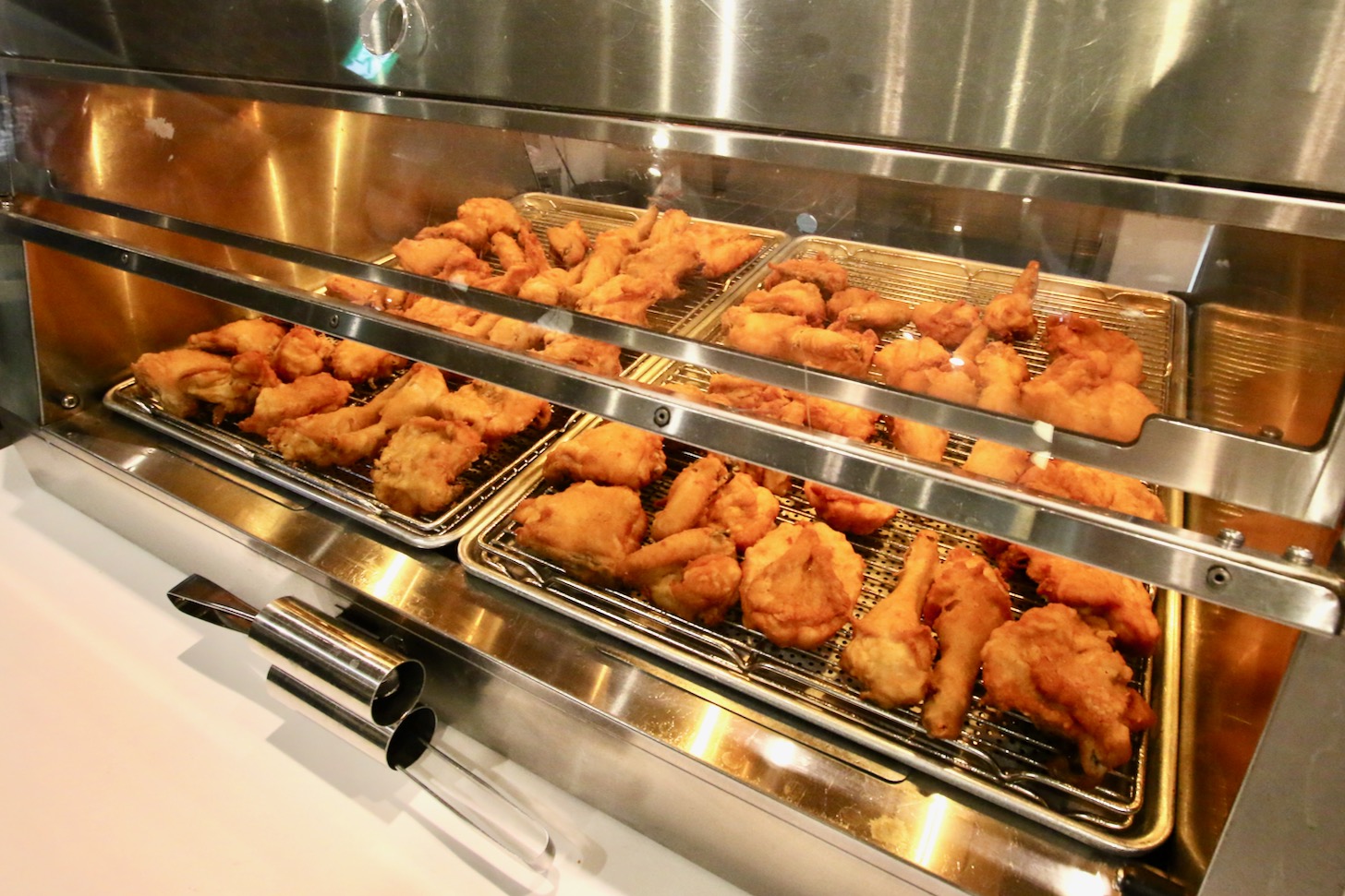 KFC レストラン 南町田グランベリーパーク店 専用ケースにはオリジナルチキンが山盛り！