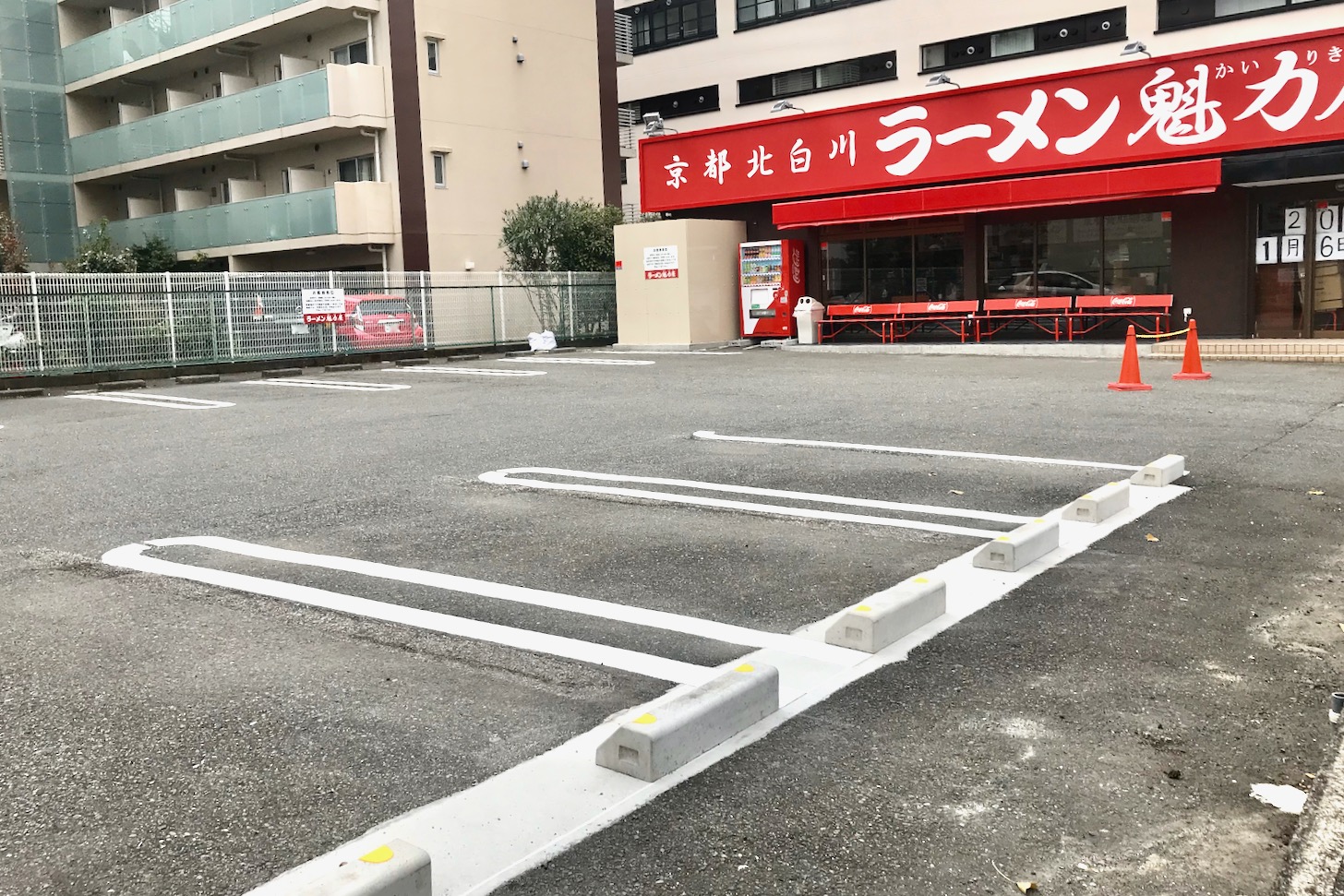 京都北白川ラーメン魁力屋 多摩ニュータウン通り店の駐車場は12台駐車可能