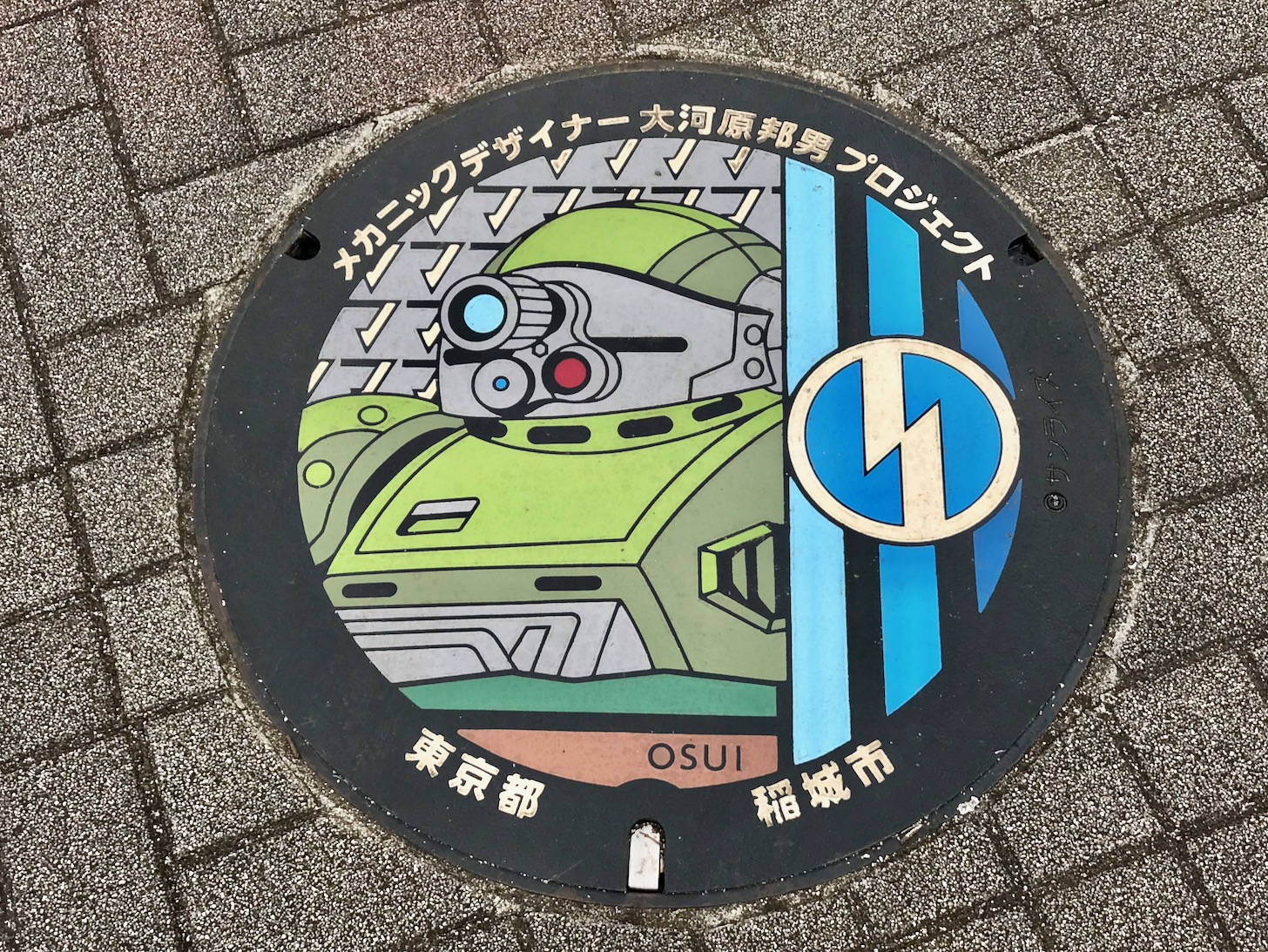 稲城市若葉台駅近くにある「スコープドッグ」のデザインマンホール蓋