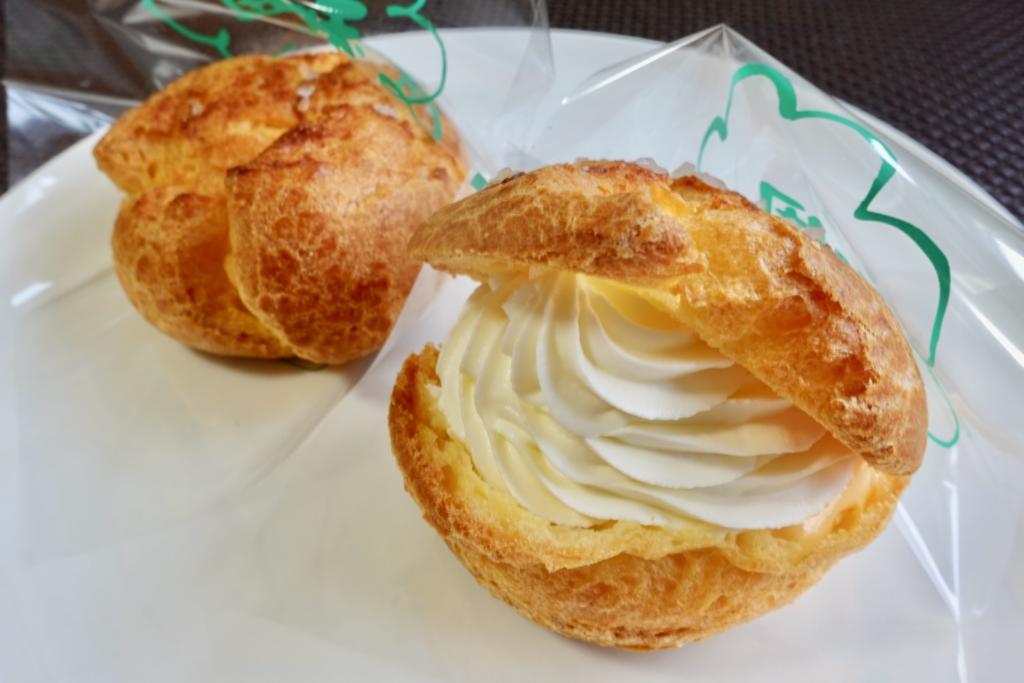 和田シュー(左カスタード160円・右ミックス180円)