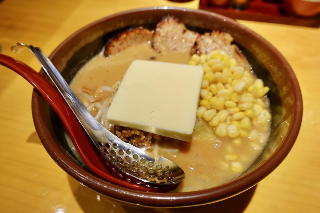 北海道味噌漬け炙りチャーシュー麺（バターとコーンをトッピング