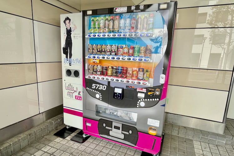 京王聖蹟桜ヶ丘SCに京王ライナーデザインの自販機が設置！