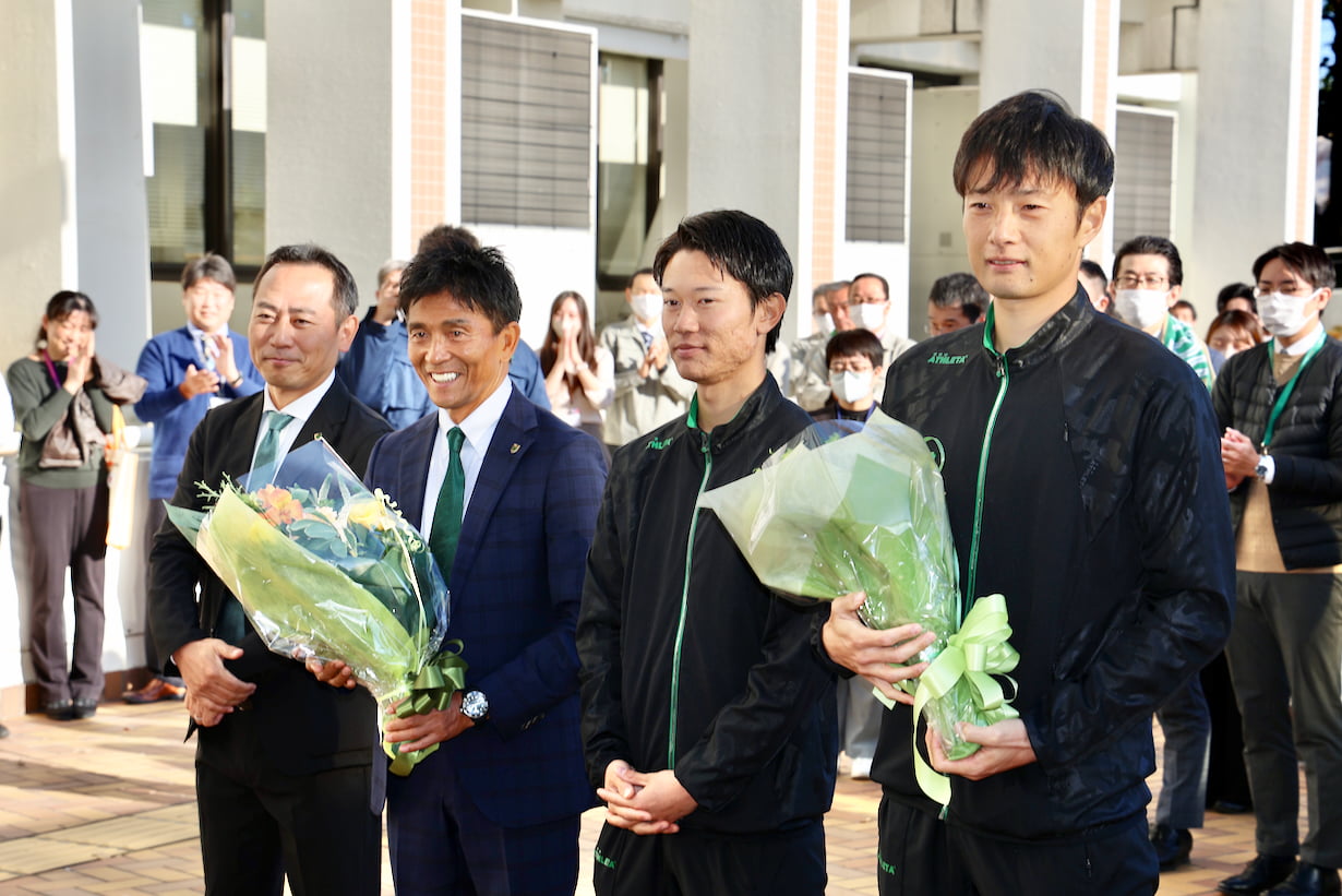 左から東京ヴェルディ中村社長、城福監督、齋藤選手、山越選手