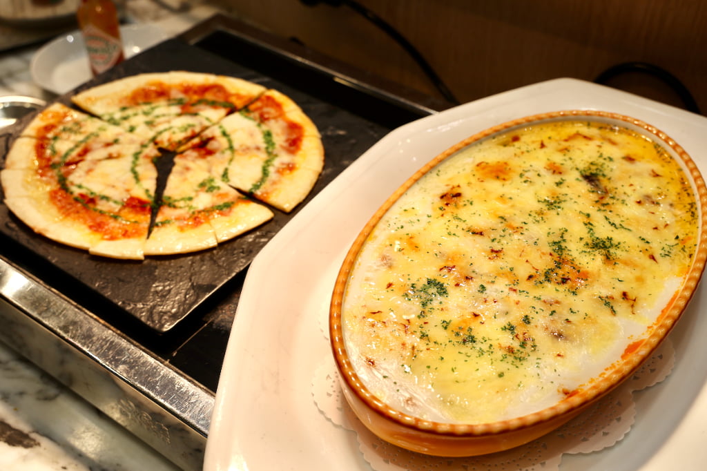 イタリア「ピザ カプリチョーザ」。ギリシャ料理の「ムサカ」