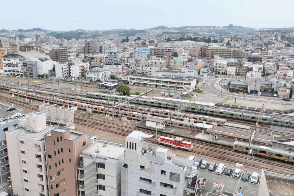 京王プラザホテル八王子のKEIOトレインルームからの景色