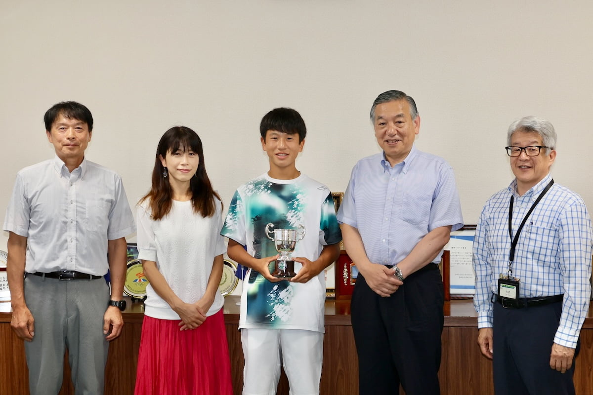 ウィンブルドン14歳以下シングルで日本人初優勝！多摩市在住の川口孝大 選手が市長を表敬訪問