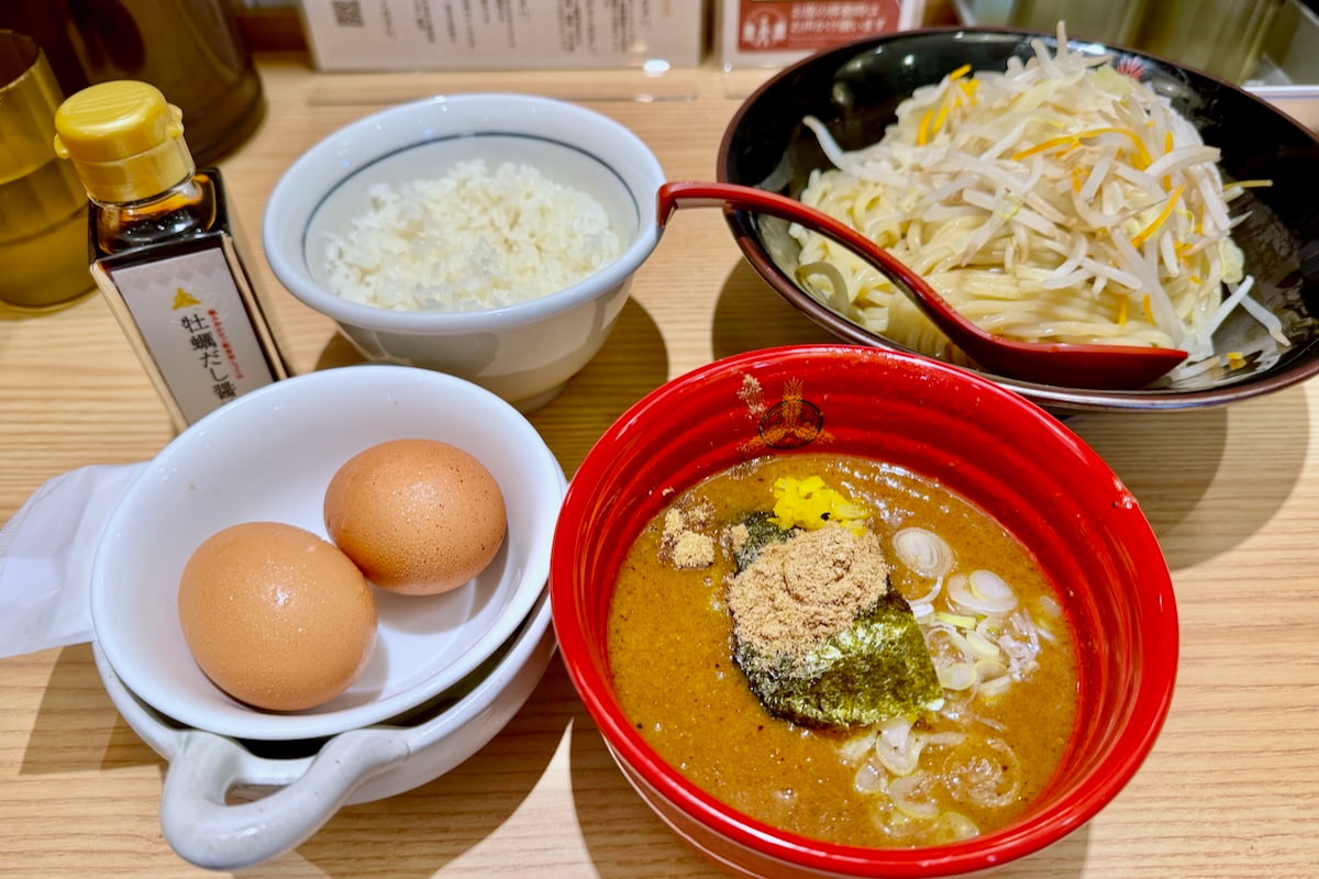 三田製麺所 多摩ニュータウン店で一番人気の「特濃つけ麺」とTKG