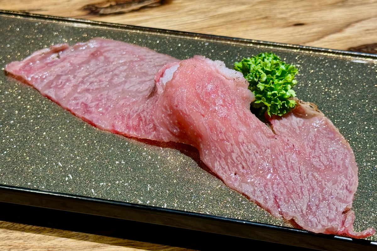 炙り肉寿司「和牛 大トロ握り」