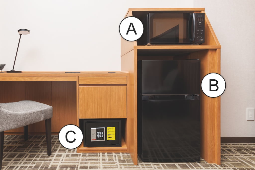 JR東日本ホテルメッツ立川レジデンシャル備品イメージ（A：冷凍冷蔵庫 B：電子レンジ C：金庫）