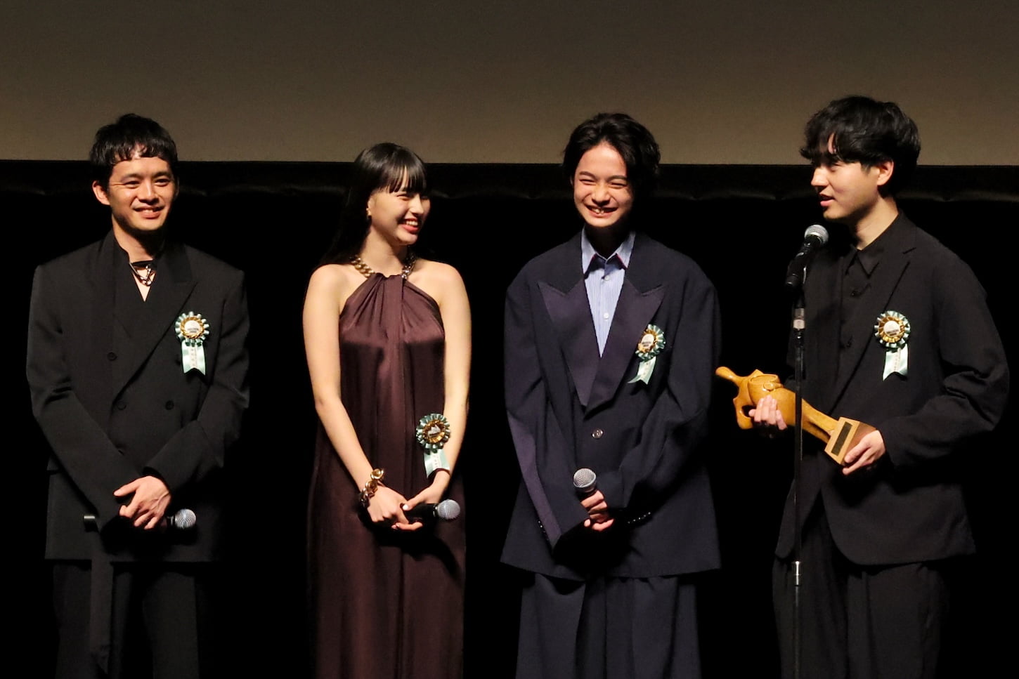 (左から)池松壮亮さん、中西希亜良さん、越山敬達さん、奥山大史監督 ©多摩ポン