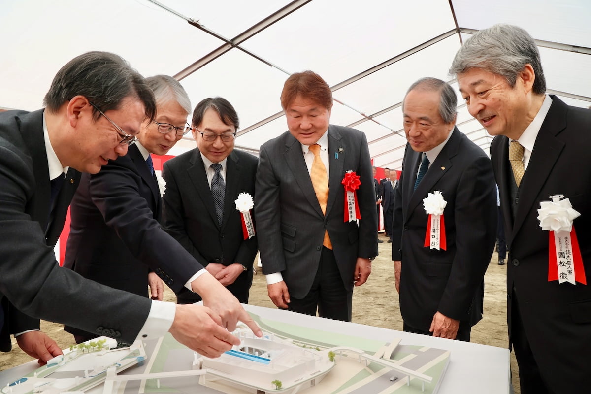 水族館の模型を囲む（左から2人目から順に）山口社長、村岡社長、髙橋市長、溝口社長、国松社長