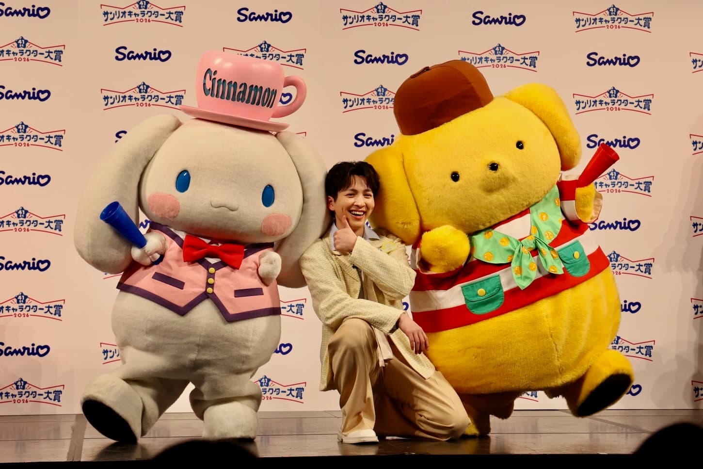 せーの、イイじゃん！」と「イイじゃん！」ポーズを披露