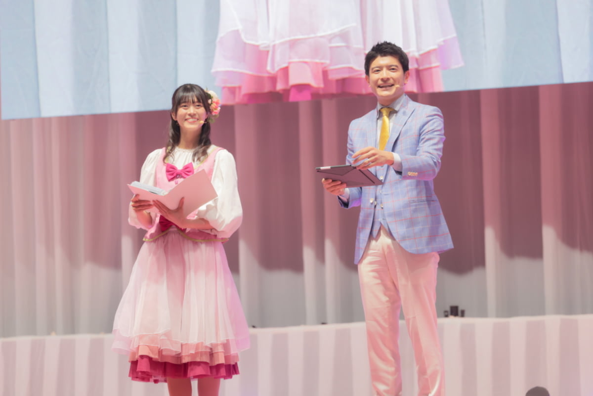 MCの篠原光さん(写真右)とサポートMCの新本芙由美さん(写真左)