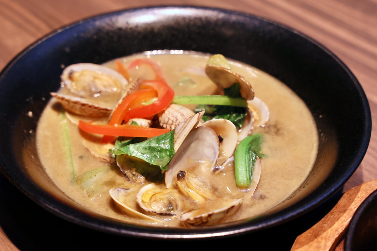 asianたくまパットホーイライ〜あさりのスパイシーバジル炒め〜
