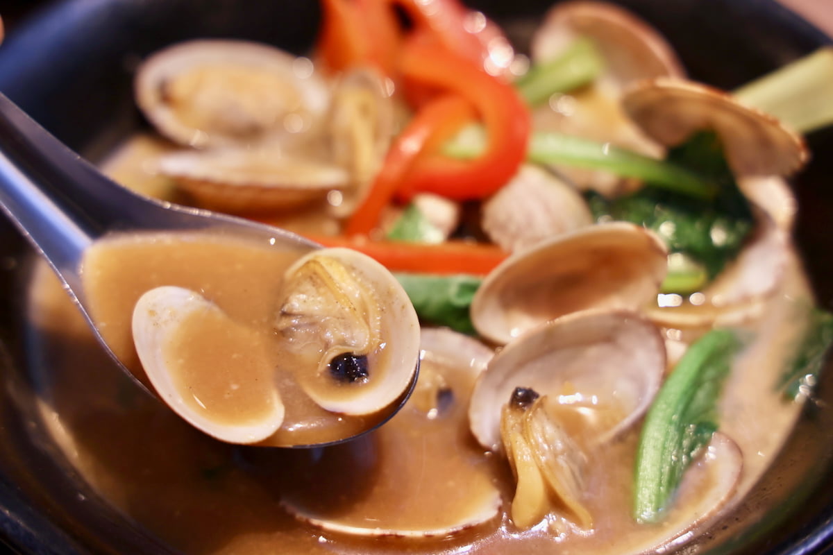 asianたくまパットホーイライ〜あさりのスパイシーバジル炒め〜