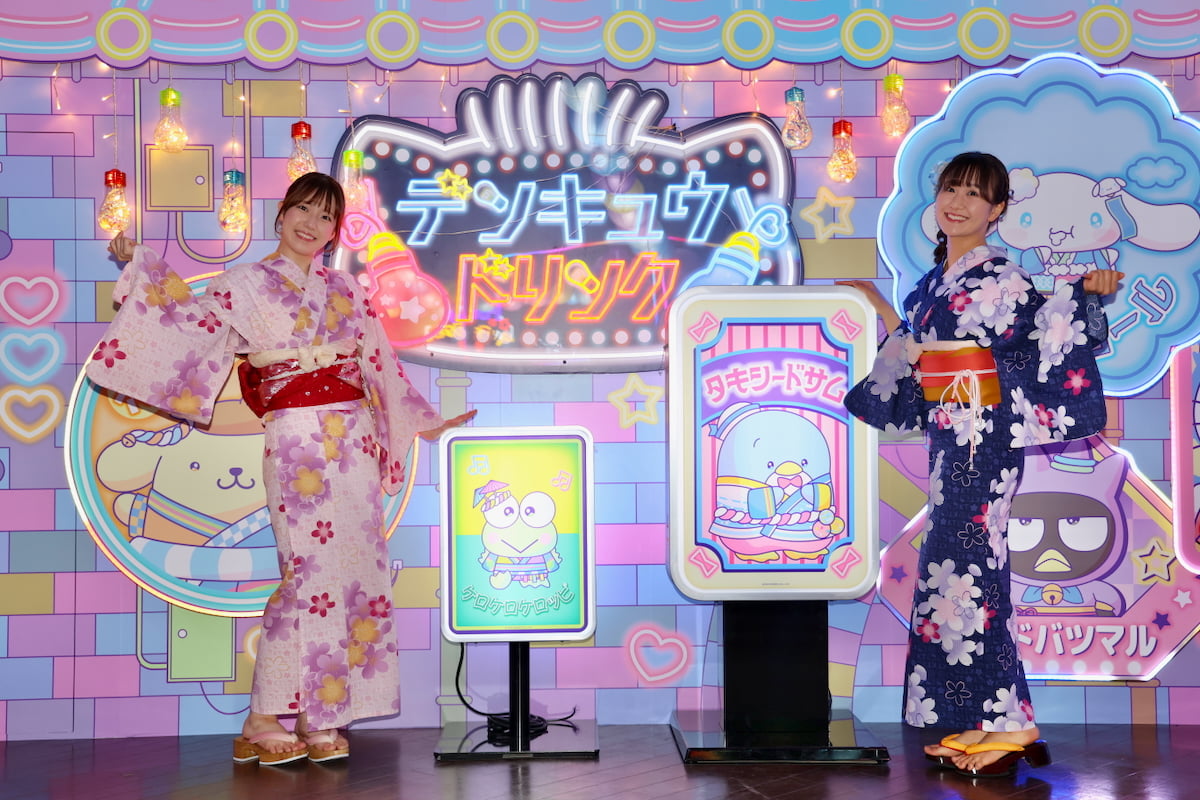 「ネオエンニチ」を楽しんでいるサンリオキャラクターのレトロな看板が並ぶフォトスポット