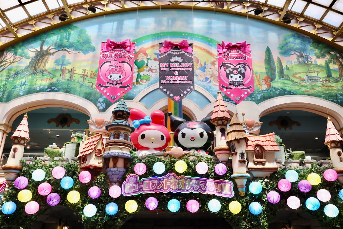 入口では、提灯が散りばめられたゲートと先月から新コンテンツ第2弾が開催中の「My Melody & Kuromi Anniversary Party」からマイメロディとクロミのバルーン