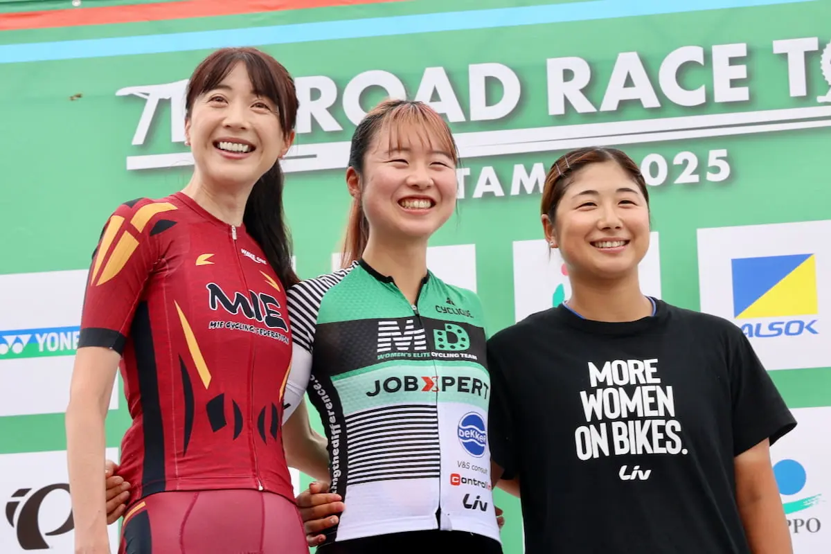 （写真左から）金子広美選手、小林 あか里選手、渡部 春雅選手（前回大会優勝）