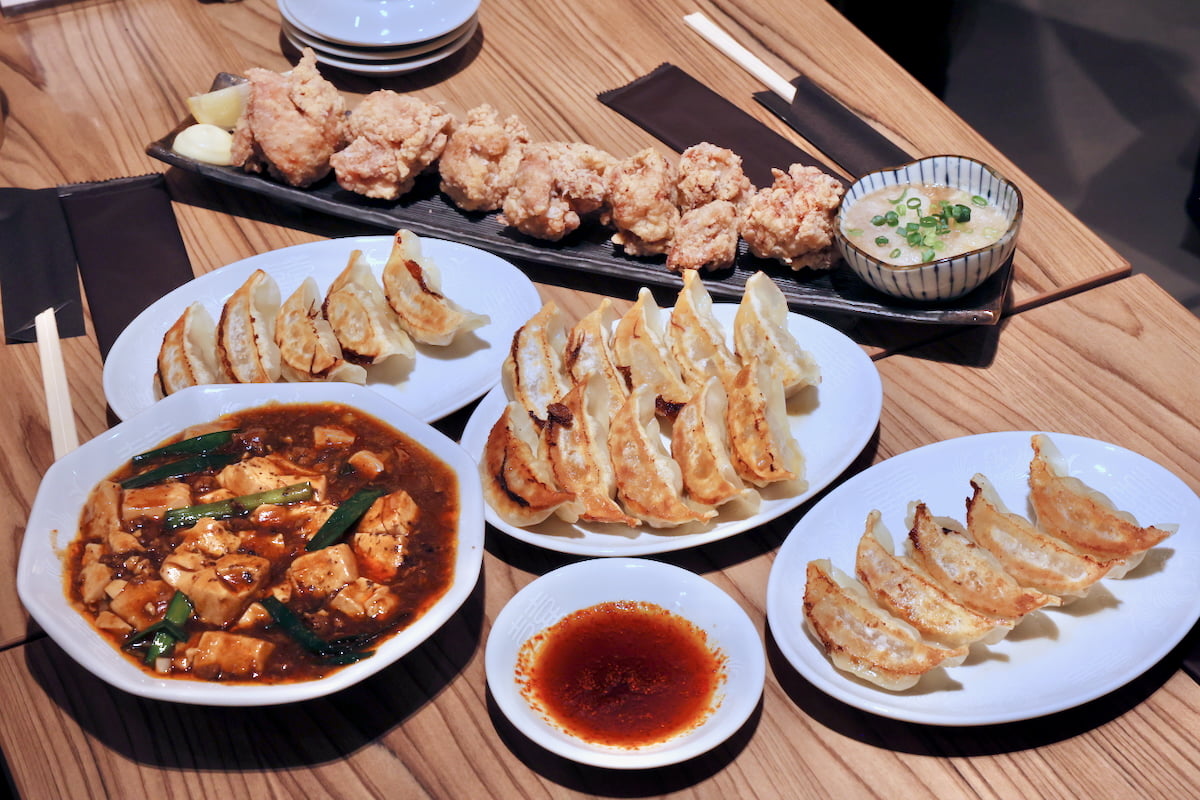 餃子屋台 さんくみ|「TOKYO X 焼餃子」「鶏の唐揚げ」や「羊肉(ラム)麻婆豆腐」