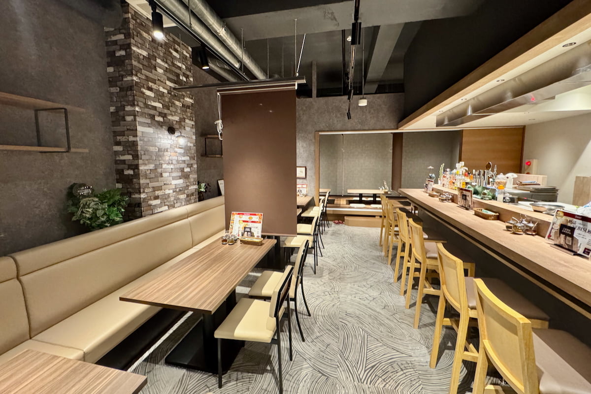 地下1階の「Asianたくま」店内
