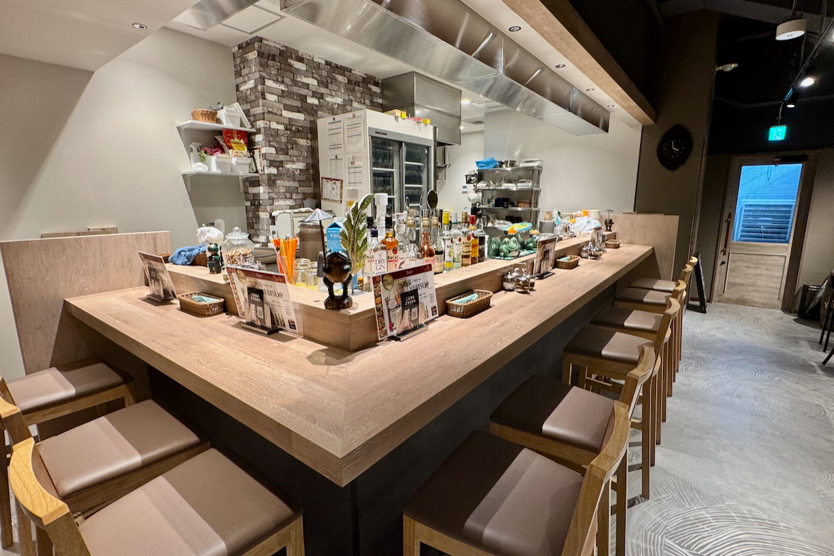 地下1階の「Asianたくま」店内