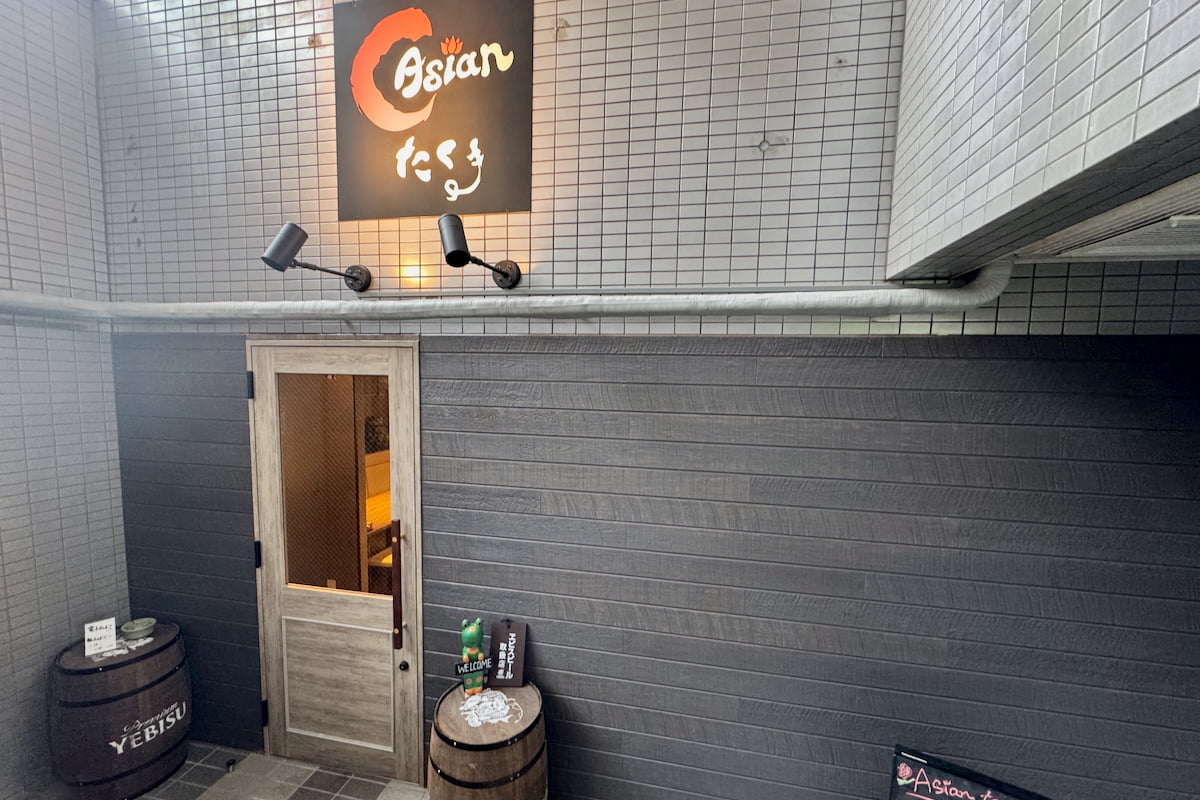 地下1階の「Asianたくま」へ