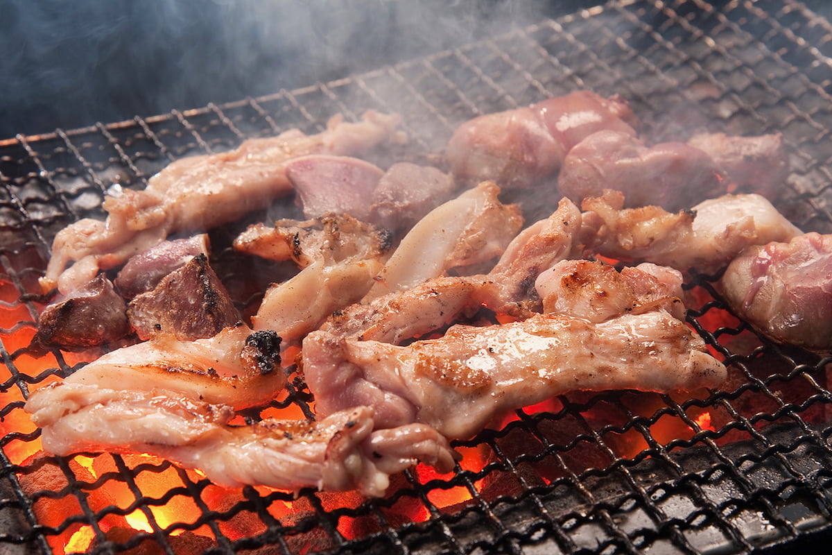 宮崎産若鶏を使った焼き鳥や鶏料理が楽しめる