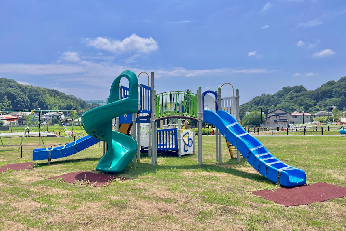 芝生広場 遊具町田市「小山田蓮田緑地」