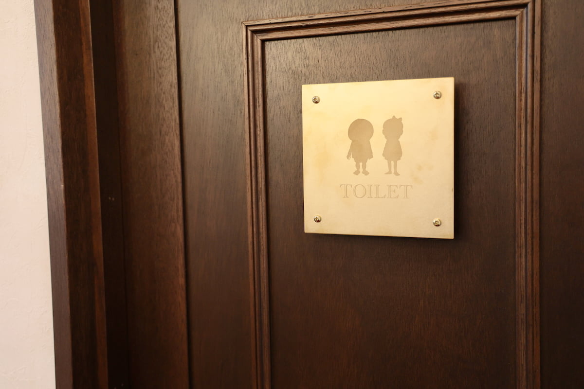 トイレのドアにも鬼太郎とねこ娘のシルエット