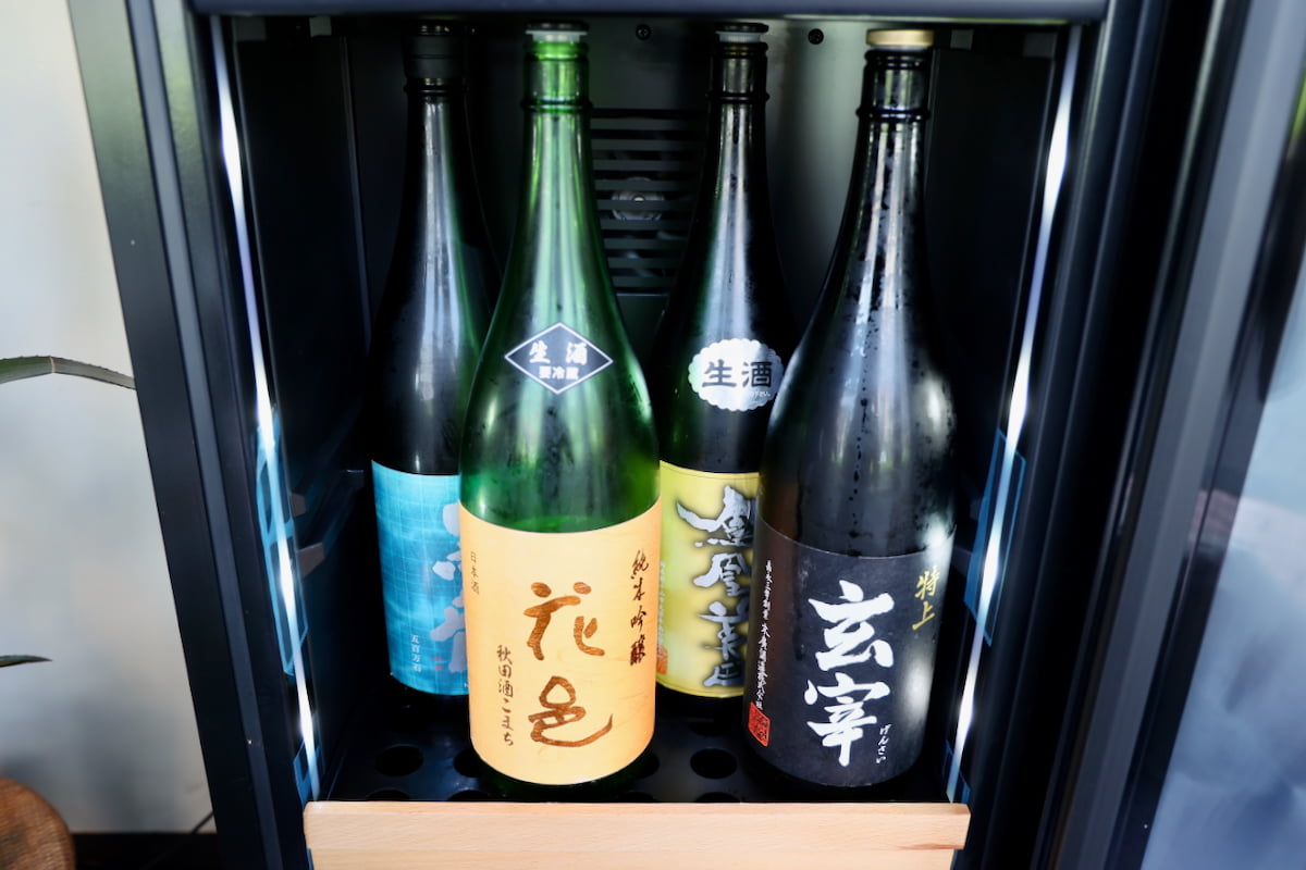 セラーの中には多摩市の「小山商店」さんから仕入れた日本酒