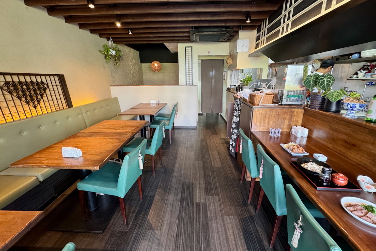 「うかtama和ダイニングバー」の店内へ