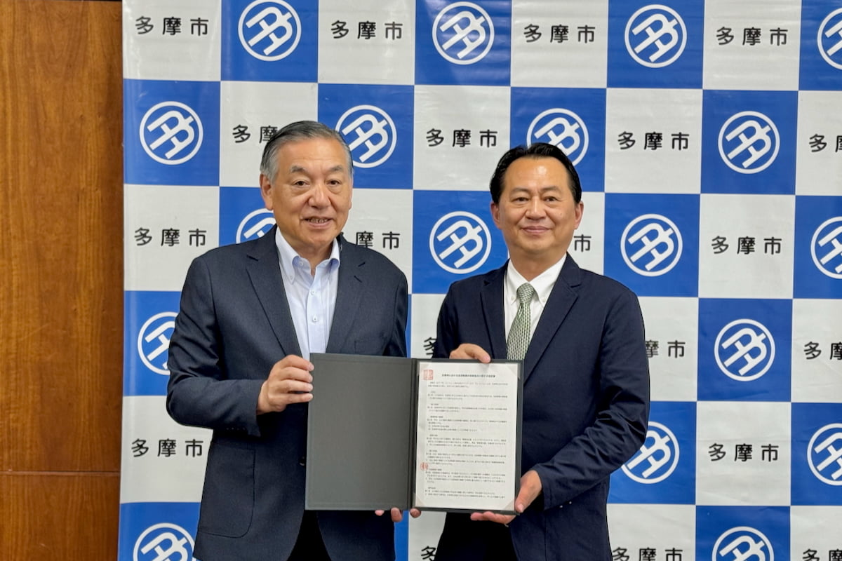 締結式の様子(左から)阿部裕行 多摩市長、株式会社カインズ 開発本部長 小玉 毅さん