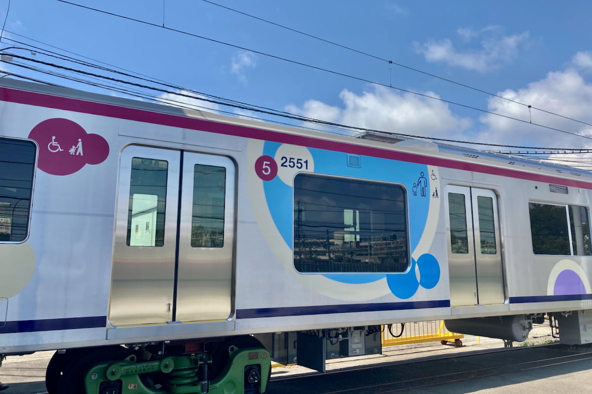 ５号車外観（大型窓を採用）