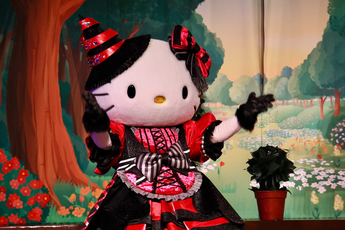 ハロウィーンのコスチュームに身を包んだハローキティ