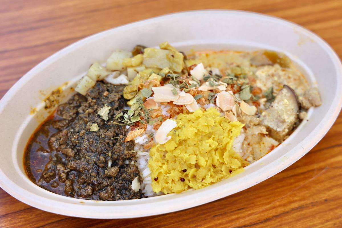 「白味噌ココナッツカレー」と「黒胡麻味噌キーマ」の2種盛り