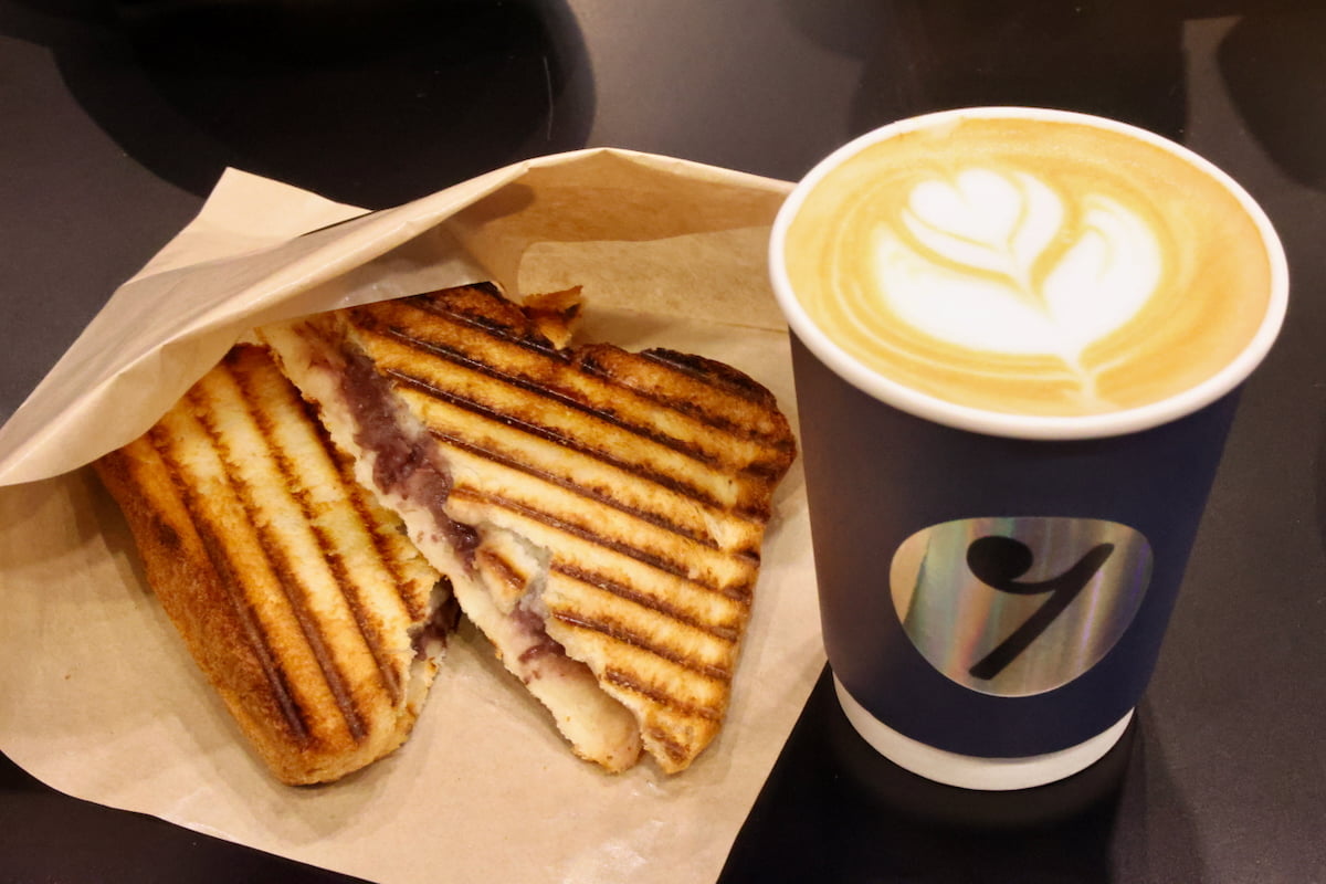 「あんバターサンド」と一緒に。デカフェラテ