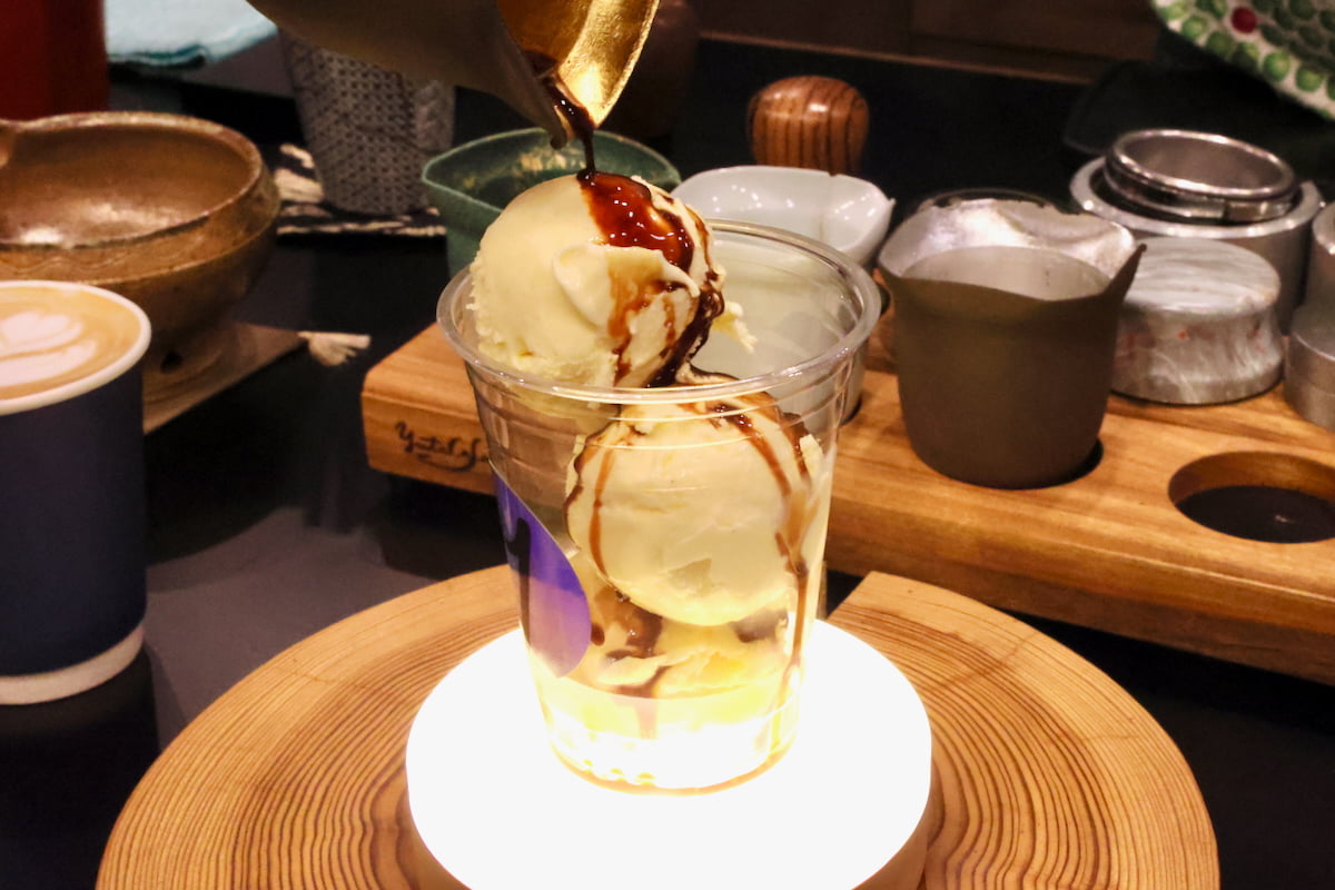 バニラジェラートに超濃厚なデカフェラテエスプレッソをかけると