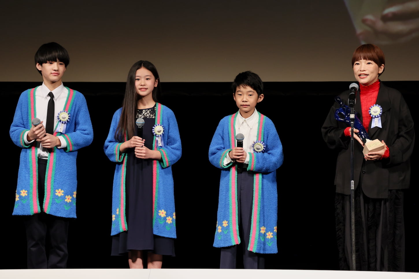 (右から)呉美保監督、嶋田鉄太さん、瑠璃さん、味元耀大さん ©多摩ポン