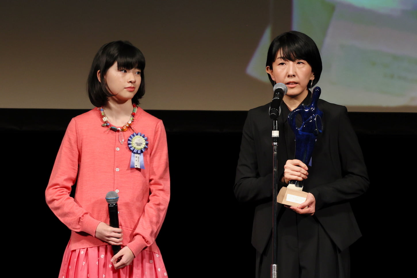 (右から)早川千絵監督と鈴木唯さん ©多摩ポン