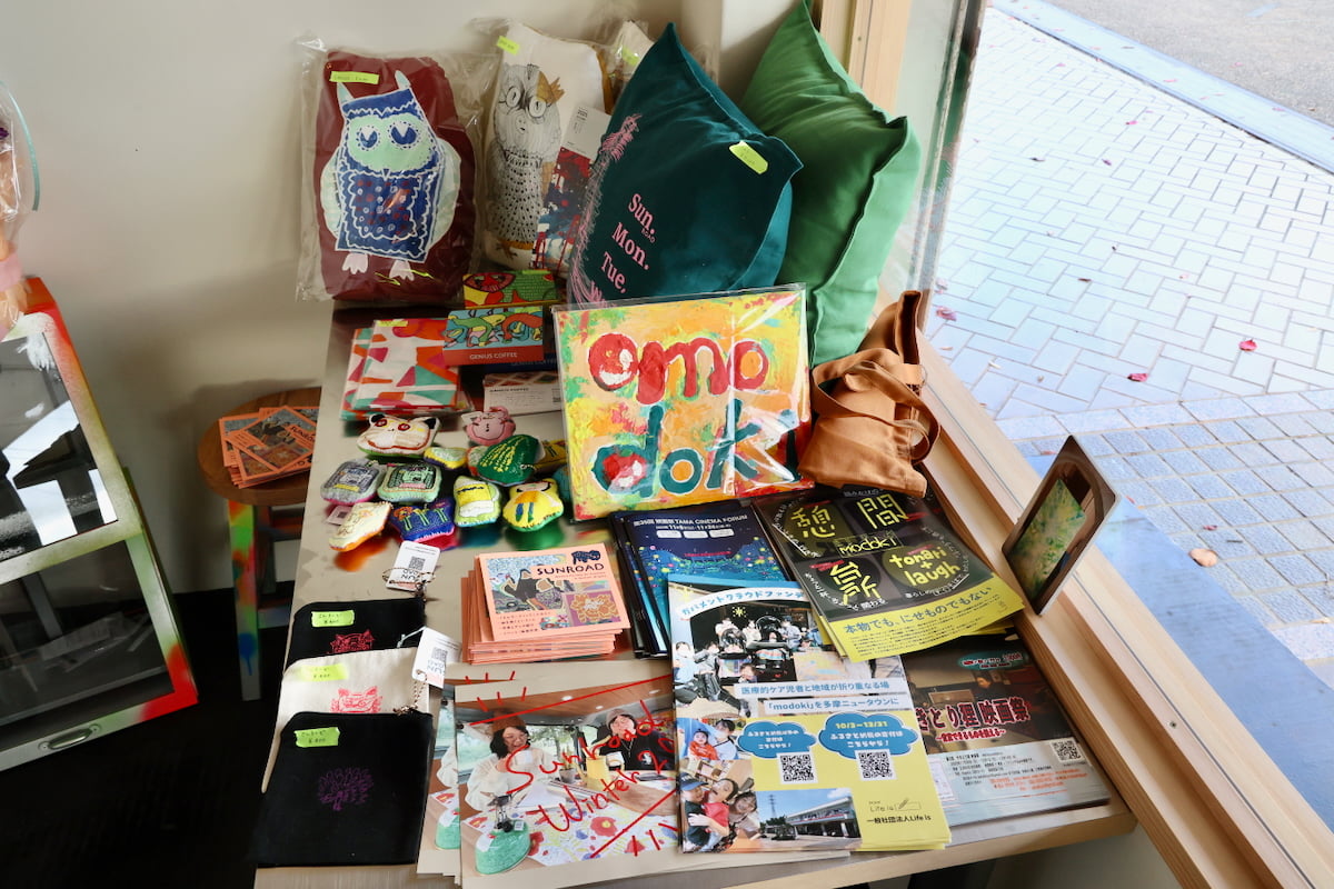 昼はカフェ、夜はナチュラルワインバーが楽しめる「modoki」