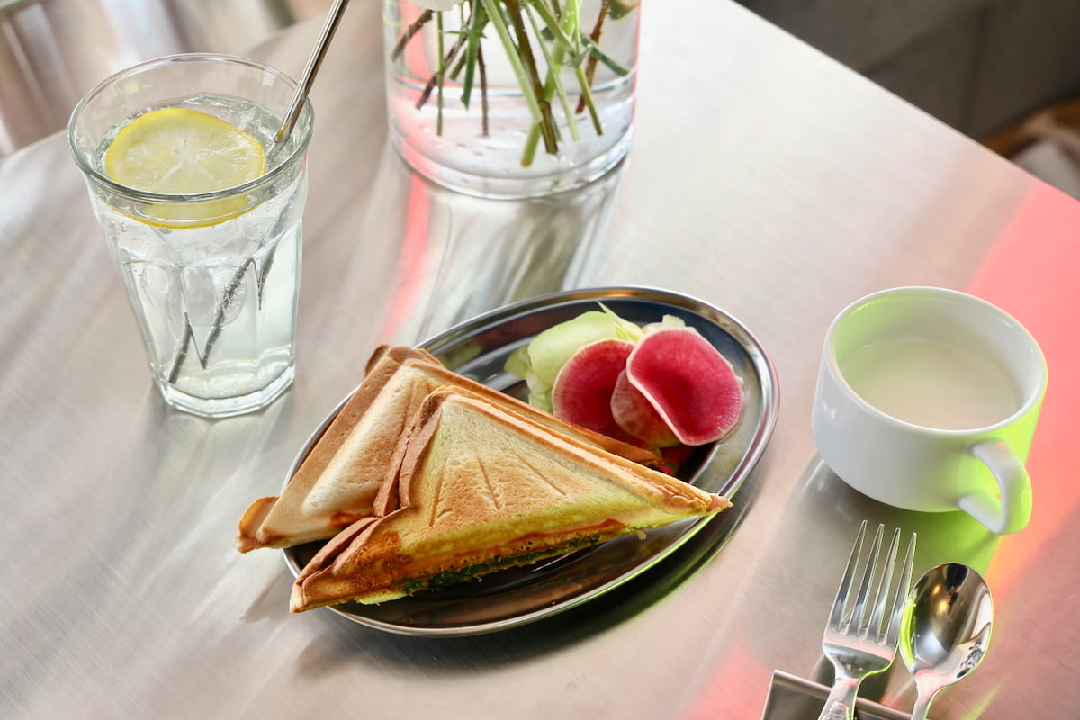 昼はカフェ、夜はナチュラルワインバーが楽しめる「modoki」