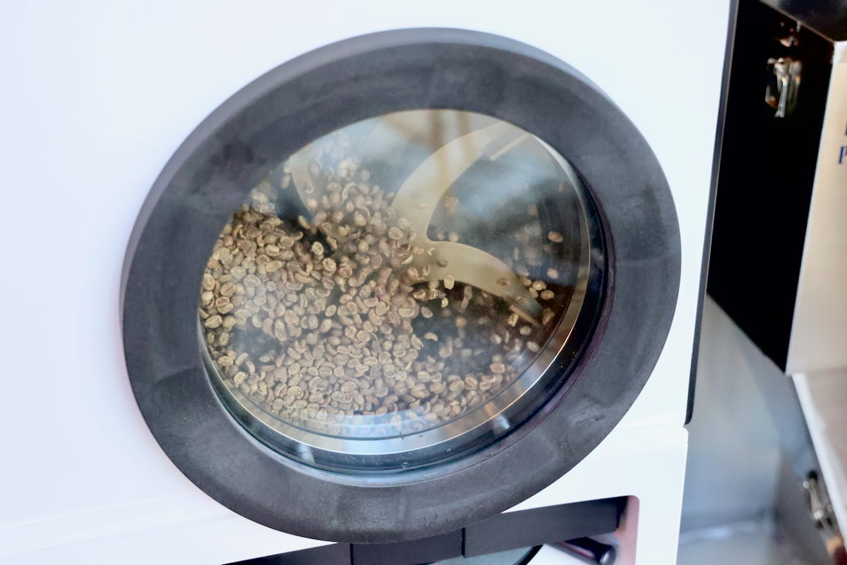 電気式コーヒー焙煎機「Shop Roaster」とオーナーのYutakaさん