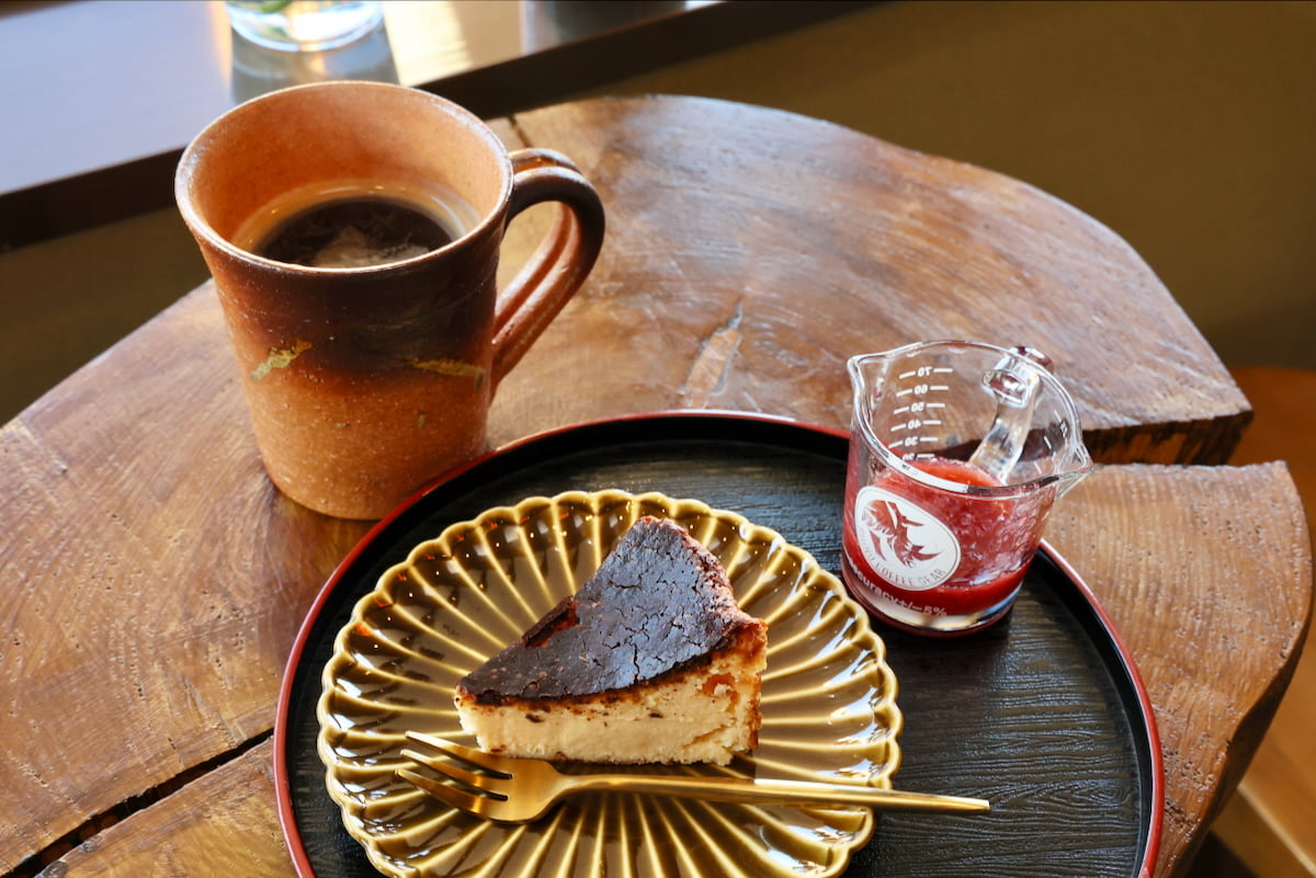 人気のデザート「チーズケーキ」と、あえてカフェイン入りのコーヒー「ロングブラック」