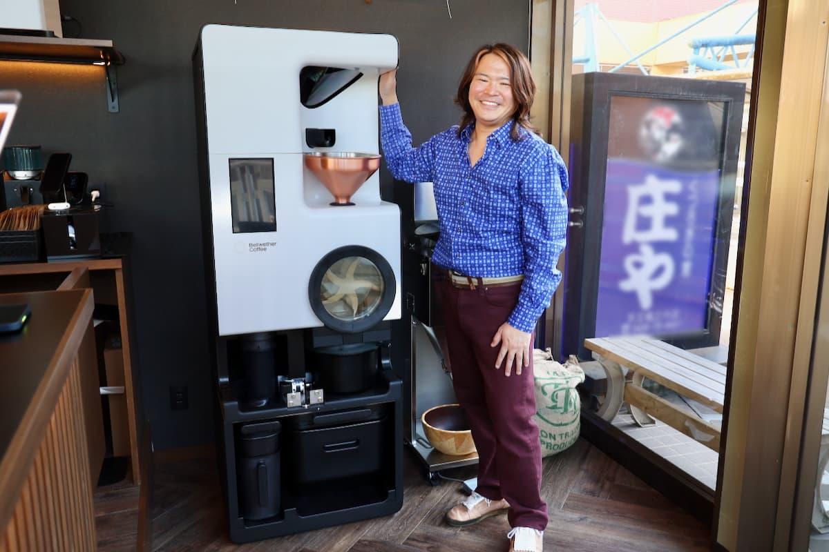 最新型電気式コーヒー焙煎機とオーナーのYutakaさん